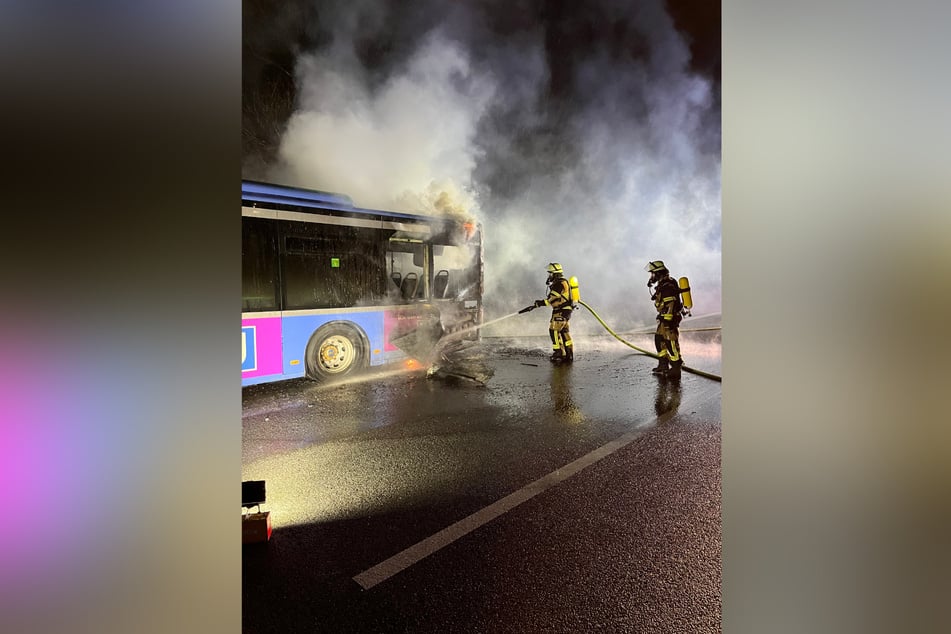 Die Feuerwehr löschte am Sonntagabend einen brennenden Bus auf der A52.