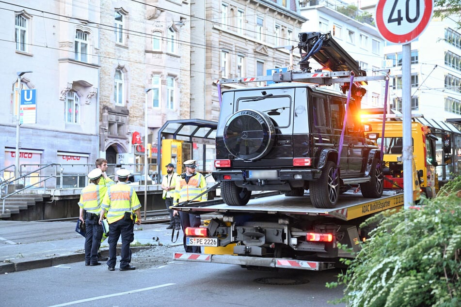 In der Stuttgarter Innenstadt ist nach Polizeiangaben ein Auto in eine Personengruppe gefahren.