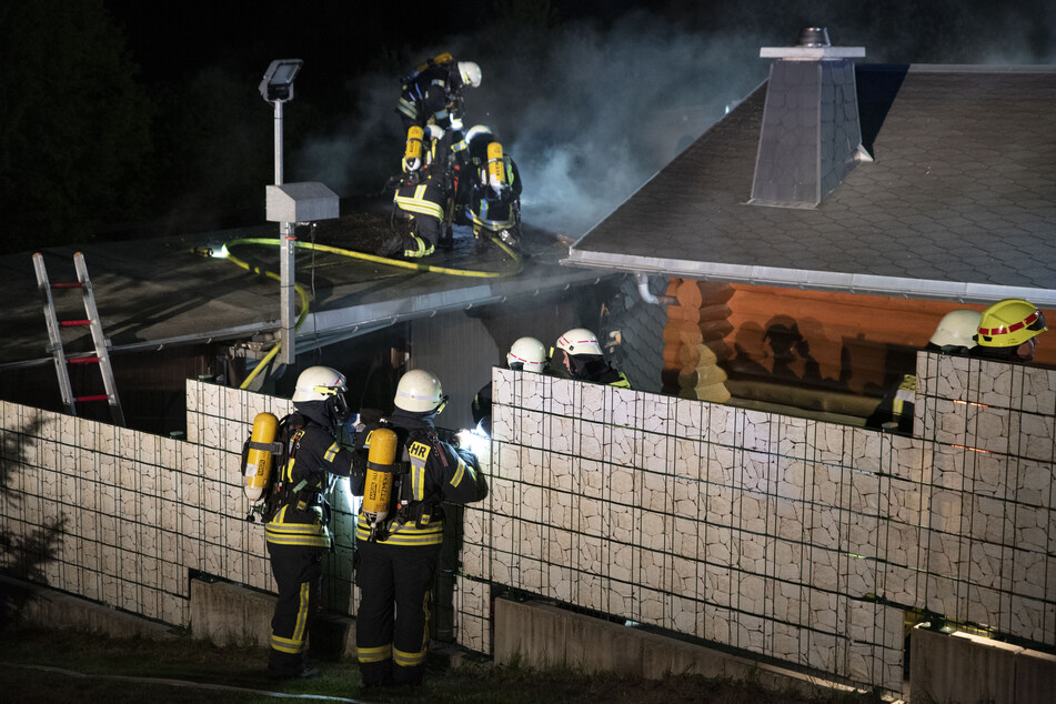 Feuerwehreinsatz am späten Freitagabend in Olbernhau: Hier brannte ein Schuppen.