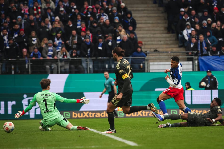Ransford Königsdörffer (2.v.r.) hat zwei Tore gegen die Eisernen erzielt.