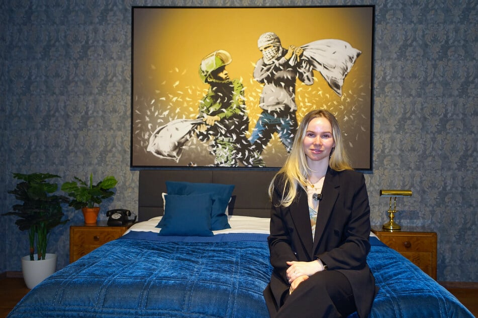 Kuratorin Virginia Jean erklärte, dass die Ausstellung mithilfe von Replikaten gestohlene Banksy-Werke wieder der Öffentlichkeit zugänglich macht.