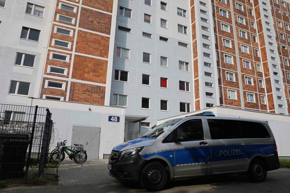 Der Tote wurde mit Stichverletzungen in der Wohnung gefunden.