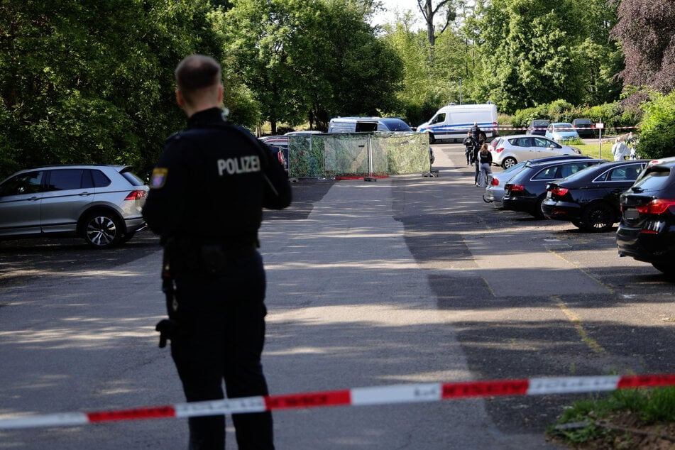 Tote Frau (†52) blutüberströmt vor Wohnhaus in Hanau: Polizei nimmt 23-Jährigen fest
