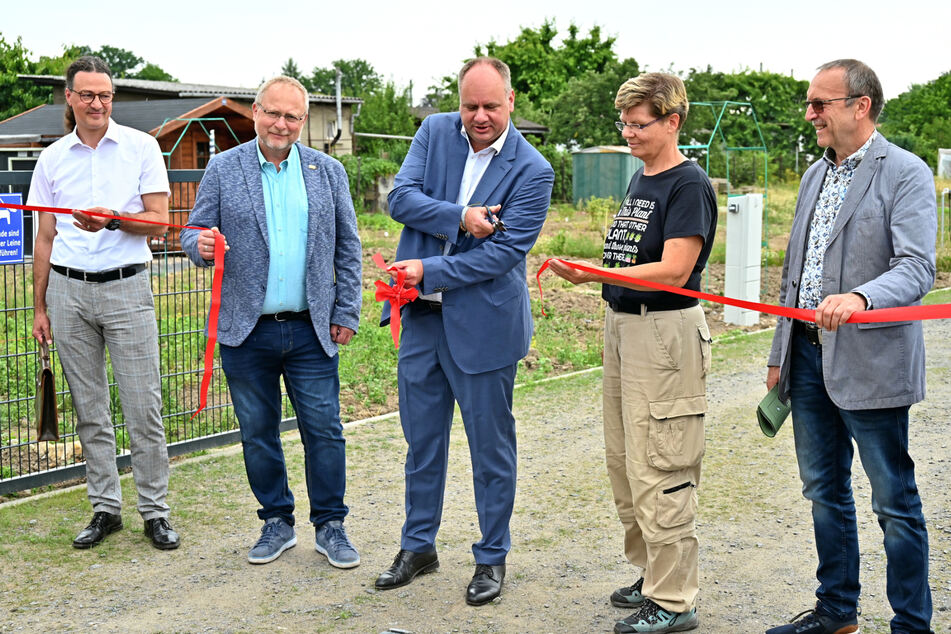 OB Dirk Hilbert (51, FDP) weihte gestern mit weiteren Vertretern den neuen Standort "Kleingartenpark Strehlen" ein.