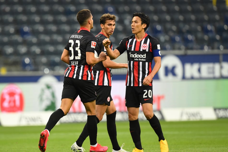 Makoto Hasebe (r.) und Lucas Torró (m.) bejubeln den Frankfurter Treffer zum 1:1 durch André Silva (l.).
