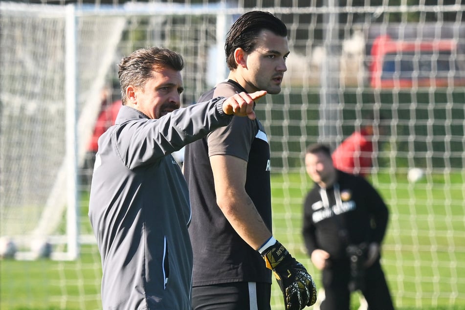 Thomas Stamm (41, l.) zeigt es seinem Keeper Tim Schreiber (22) an: Der Dynamo-Blick geht nur nach vorn.