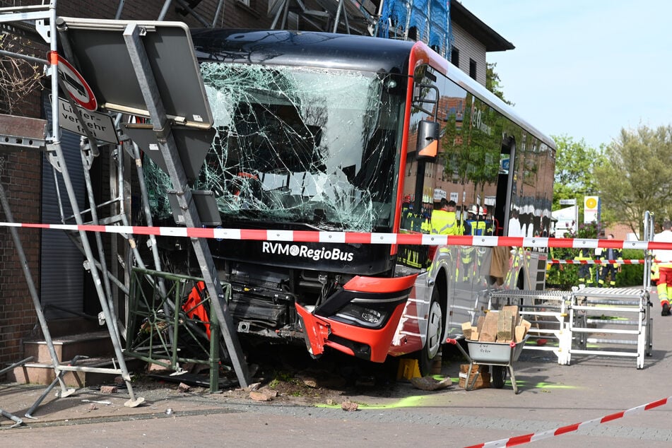 Linienbus verunglückt an Eisdiele: Mehrere Menschen verletzt