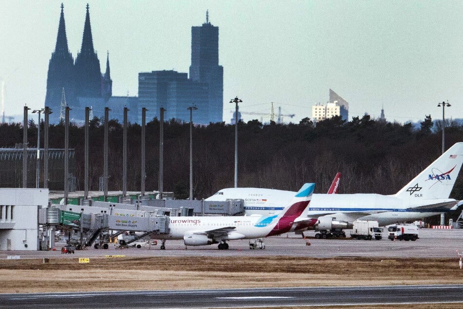 Warnstreiks legen Flughäfen in Köln und Düsseldorf lahm - Flüge gestrichen!