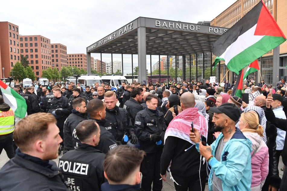 Die Polizei nahm vereinzelte Demonstranten fest.