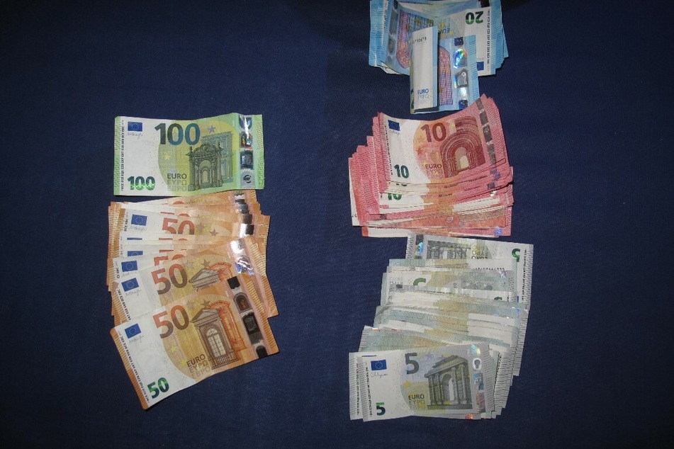 Auch 1730 Euro Bargeld stellte die Polizei in der durchsuchten Wohnung sicher.