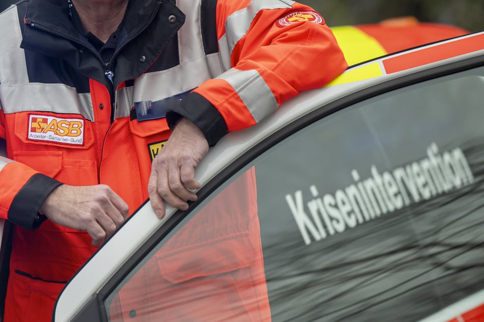 Die Kollegen des Unfallopfers mussten vom Kriseninterventionsdienst betreut werden. (Symbolbild)