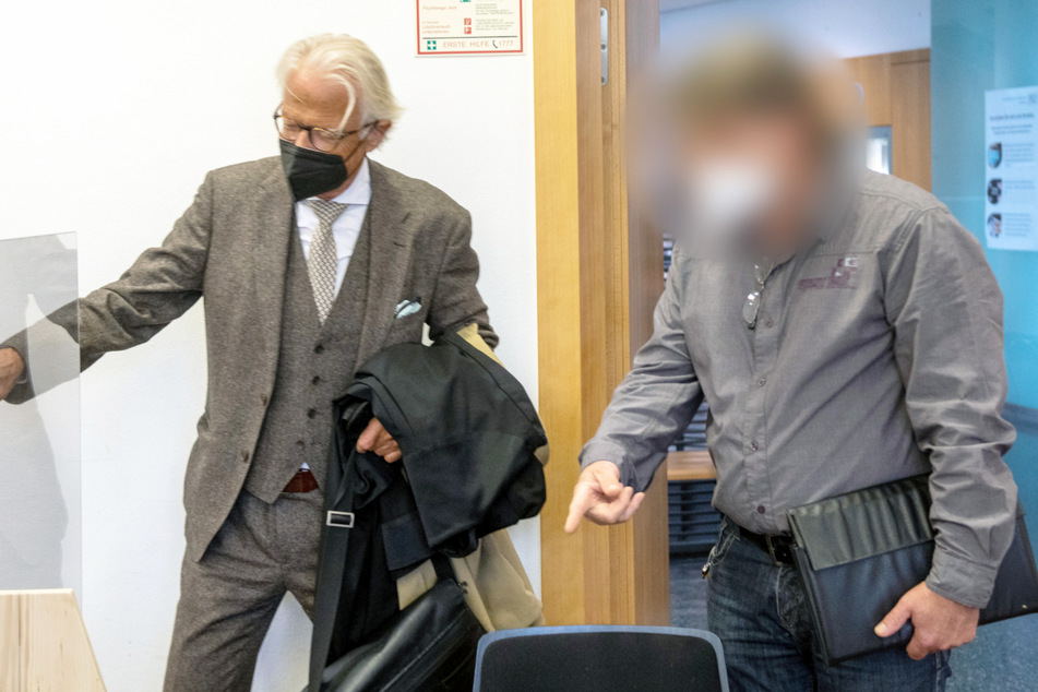 Der Augsburger Polizist (53, r.) wurde am Donnerstagmittag verurteilt.