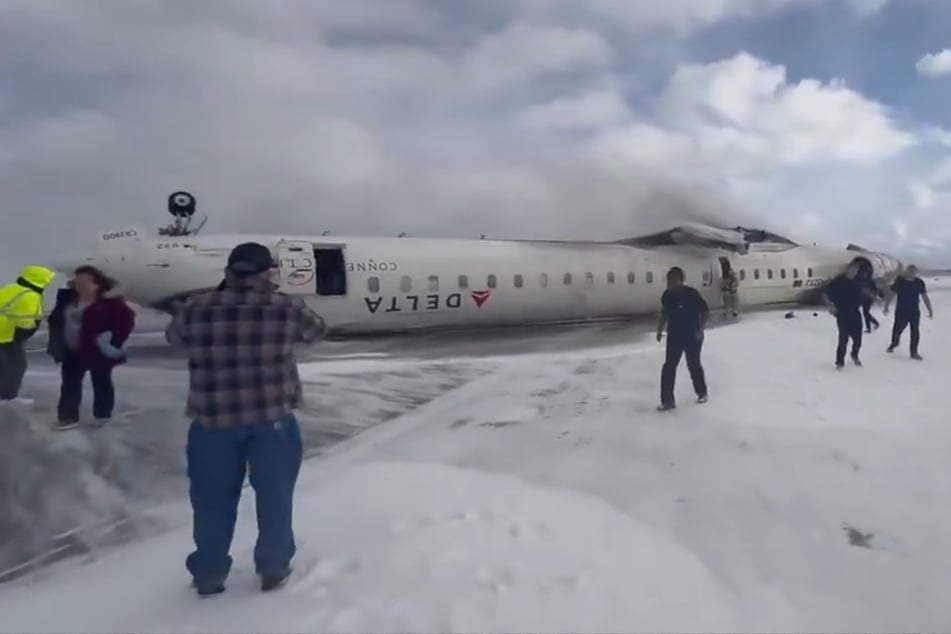 Eine Bombardier-Maschine vom Typ CRJ900 legte auf einer Landebahn des Flughafens eine Bruchlandung hin. Mindestens 18 Personen wurden dabei verletzt.