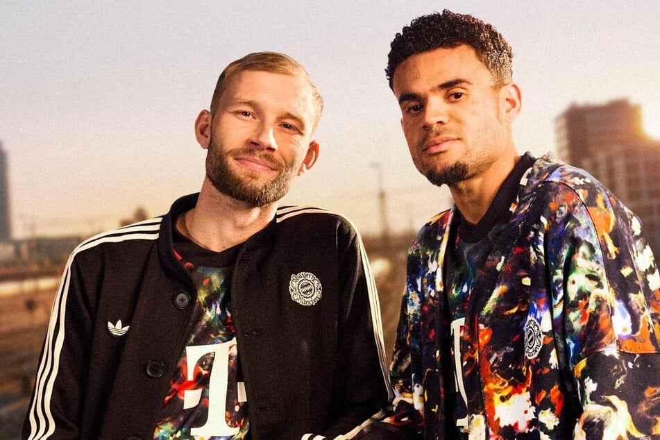 Die Bayern-Spieler Konrad Laimer (29, l.) und Luis Díaz (29) in der neuen Oktoberfest-Kollektion.
