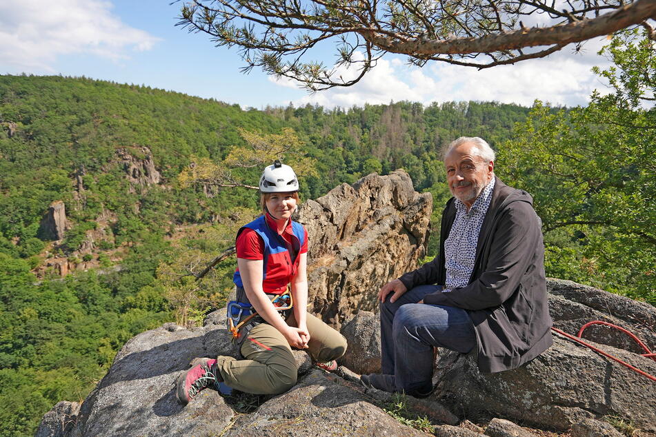 Mit Johanna Krause von der Bergwacht Thale erklomm Wolfgang Stumph einen Harzer Gipfel.