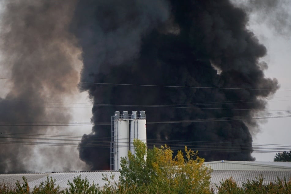 Großbrand in Sachsen-Anhalt: Riesige Rauchwolke von Leipzig aus sichtbar