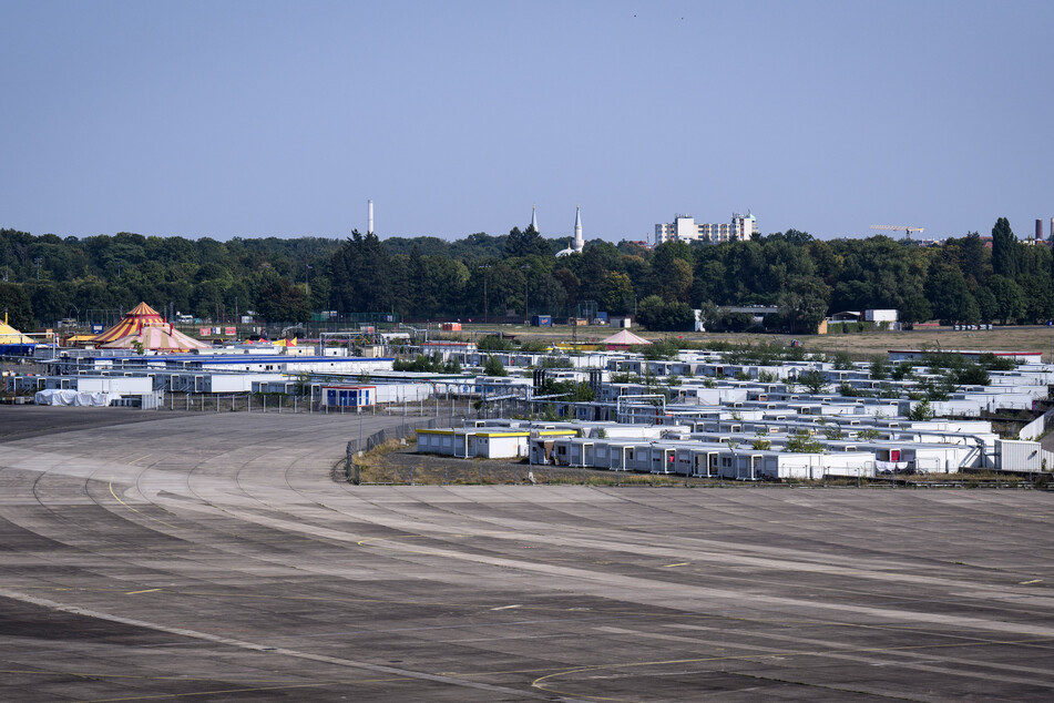 Derzeit sollen circa 2147 Menschen in Wohncontainern auf dem Tempelhofer Feld wohnen.