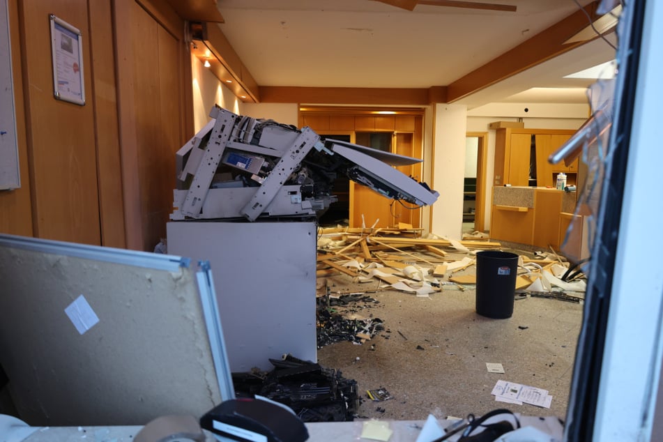 Geldautomat in Schwaben gesprengt: Bankgebäude beschädigt, LKA ermittelt