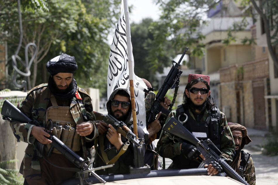 Schwer bewaffnete Taliban-Kämpfer patrouillieren nach ihrer Machtübernahme durch Kabul.
