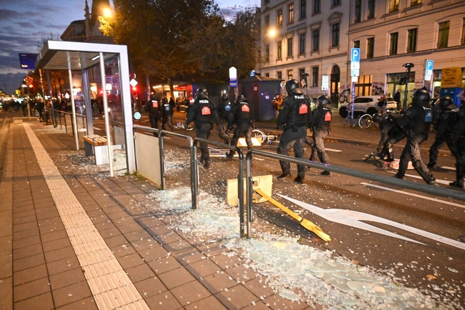 Am Südplatz wurden mehrere Scheiben der Tram-Haltestelle zerschlagen.