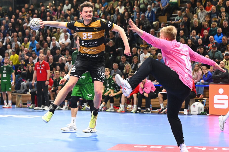 Jannik Dutschke (24, l.) hört mit dem Leistungshandball auf und widmet sich demnächst seiner beruflichen Laufbahn.