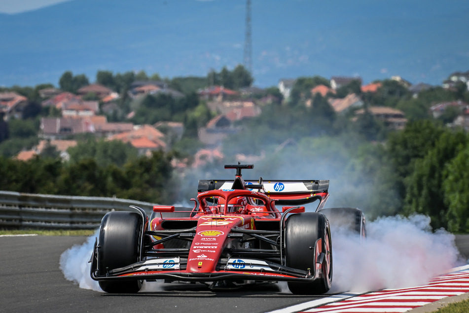 Beim ersten Training fuhr Charles Leclerc (26) in seinem Ferrari noch problemlos ins Ziel, doch wenig später baute er einen Unfall.