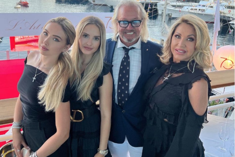 Robert Geiss (59), seine Frau Carmen (58) sowie die beiden Töchter Davina (20) und Shania (19, l.) sind seit über zehn Jahren im TV zu sehen.