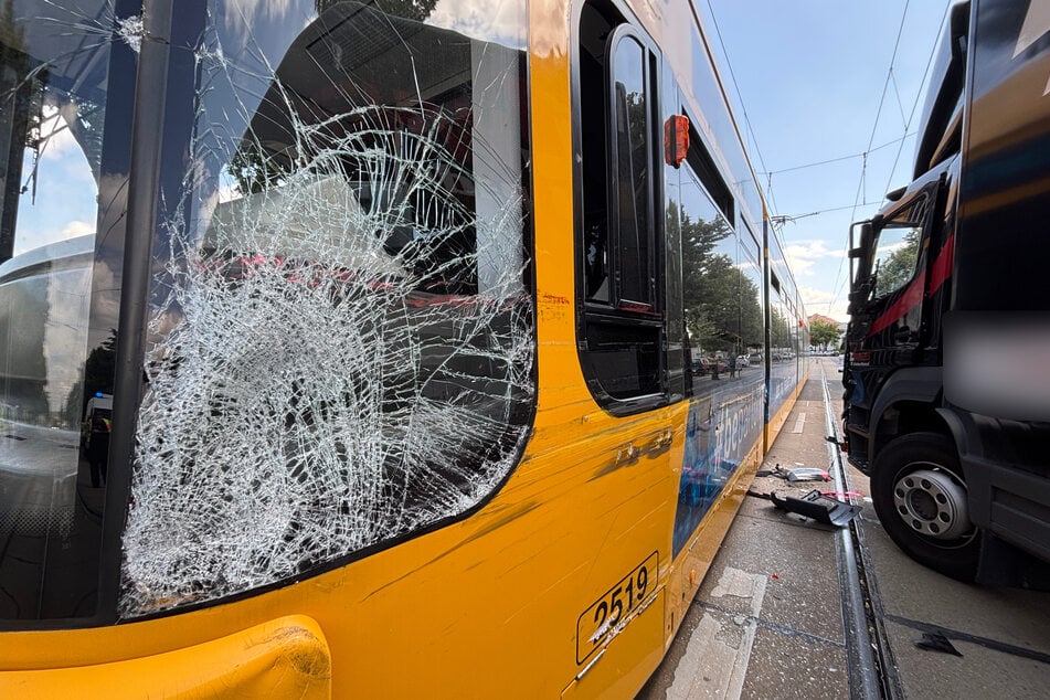 Die Scheibe der Straßenbahn wurde durch den Zusammenstoß zertrümmert.