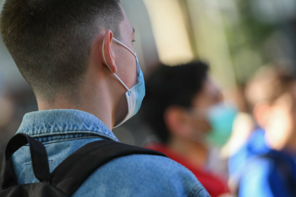 Schüler der E-Phase im Heinrich von Gagern-Gymnasium im Stadtteil Ostend tragen Mundschutz, während sie vor Unterrichtsbeginn in die Hygieneregeln eingewiesen werden.