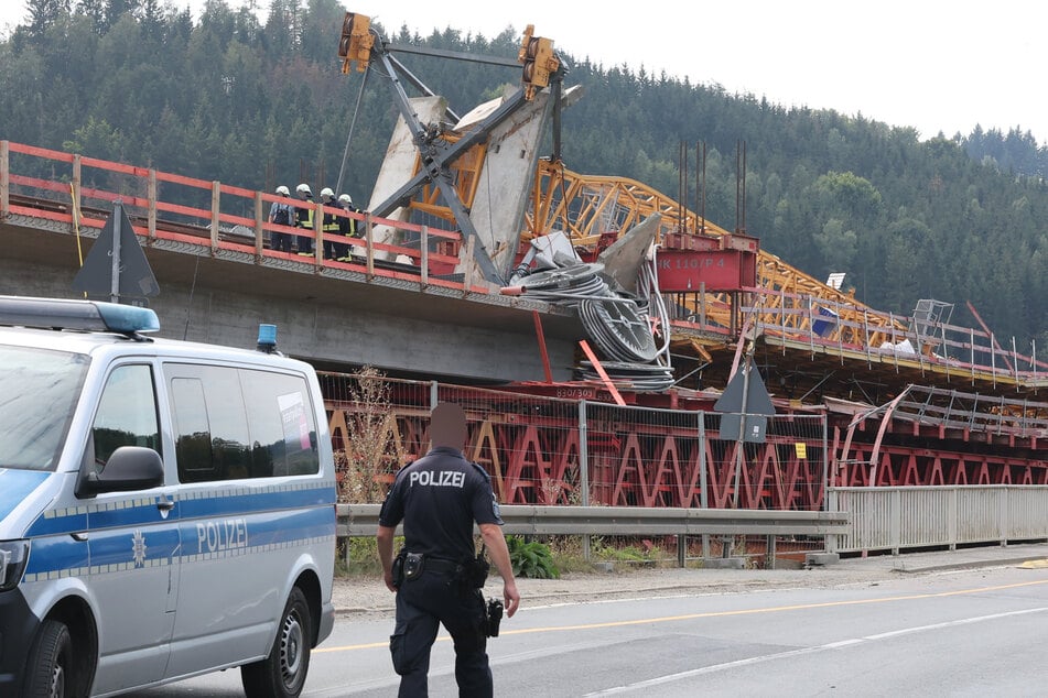 Der Baukran sei aus vorerst unbekannter Ursache gegen Mittag auf einer Brücke umgestürzt, die über die Talsperre führt.