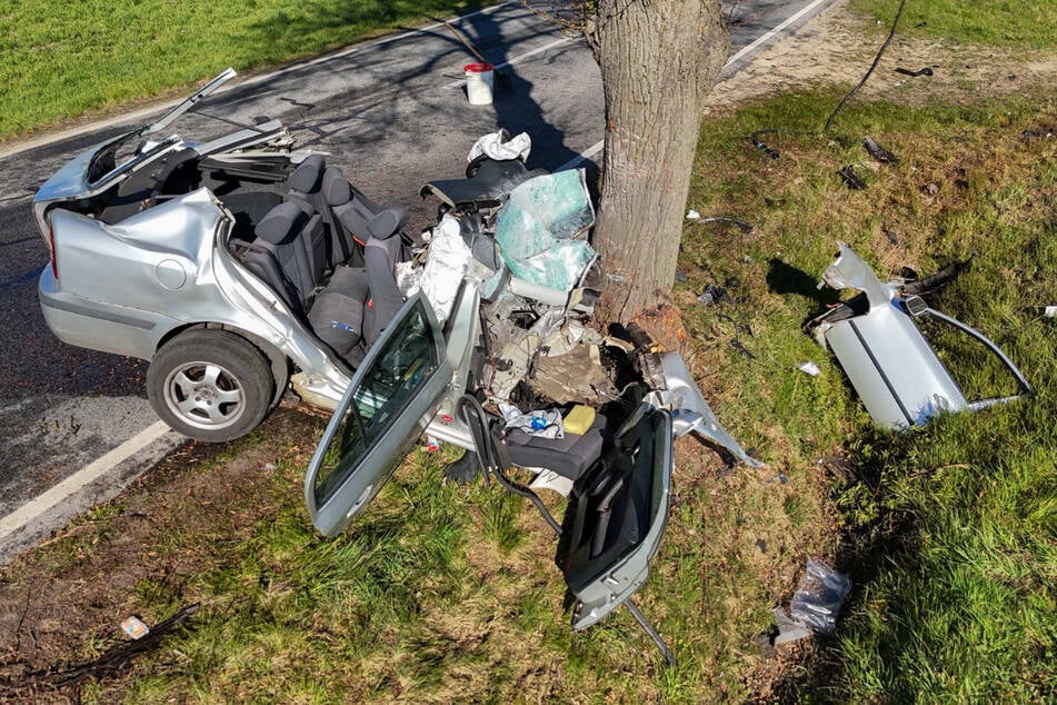 Der Skoda prallte mit überhöhter Geschwindigkeit gegen den Baum.