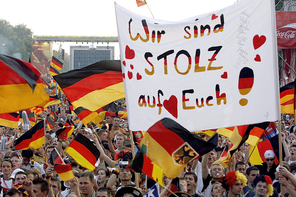 Erstmals seit 2006 findet wieder ein großes Fußball-Turnier in Deutschland statt. Die Heim-Jerseys ähneln den Trikots von damals, während die Auswärts-Variante überrascht.