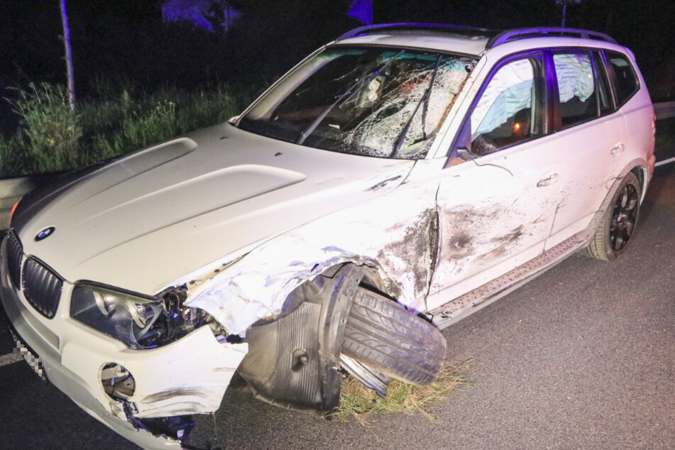 Der BMW wurde bei dem Unfall erheblich beschädigt.
