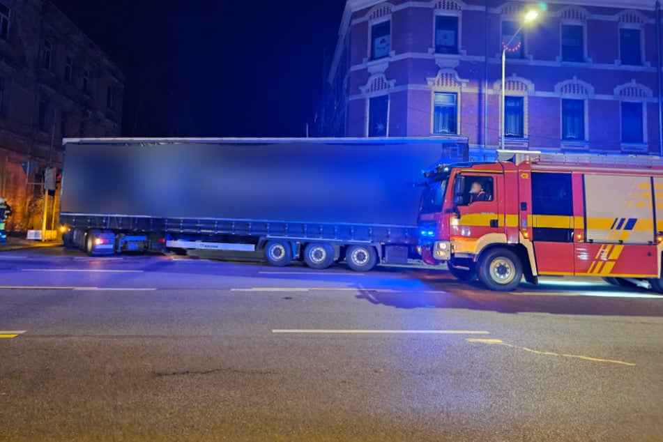 Der Lkw-Fahrer unterschätzte den Schwenkbereich seines Fahrzeugs.