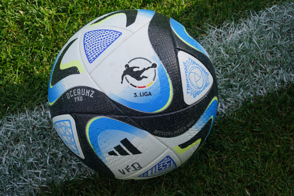 Unter anderem gibt es in der 3. Liga einen offiziellen Spielball. Diese Rechte wurden an Adidas vermarktet.