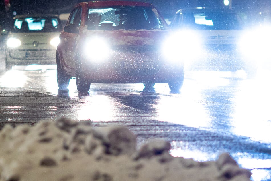 Unfall A8: Eisregen fordert zwei Menschenleben: Auto kracht auf A8 in querstehenden Lkw