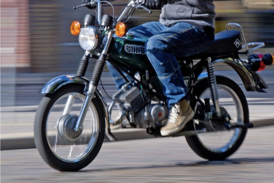 Der 17-jährige Simson-Fahrer kollidierte mit dem Kleintransporter und wurde tödlich verletzt. (Symbolbild)