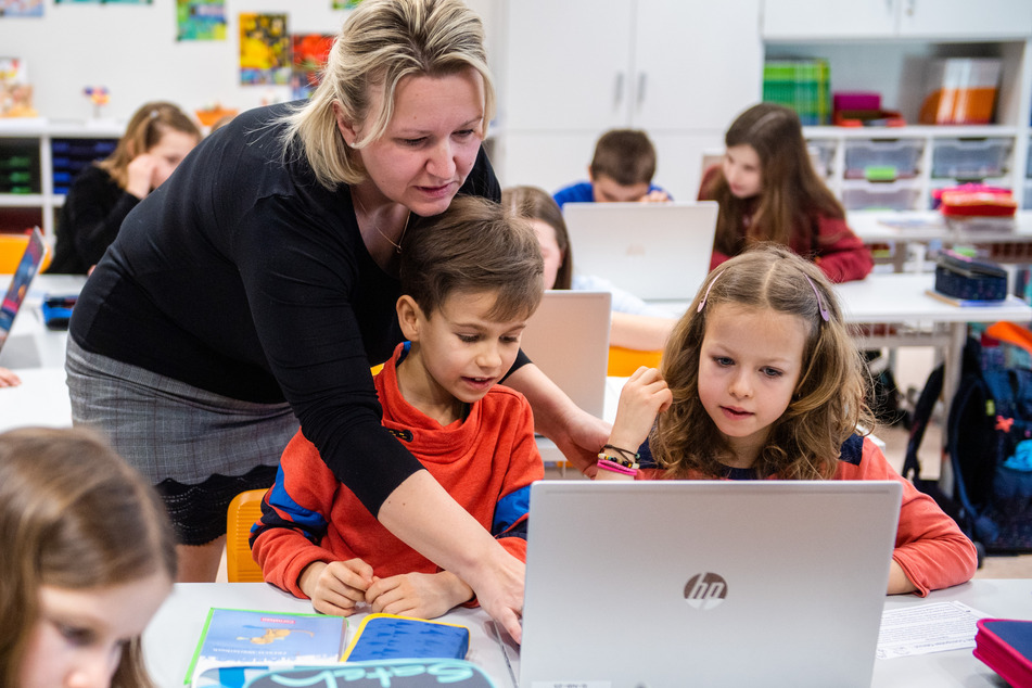 Kinder der "Georgius Agricola"-Grundschule arbeiten im Unterricht mit Laptops und Tablets.