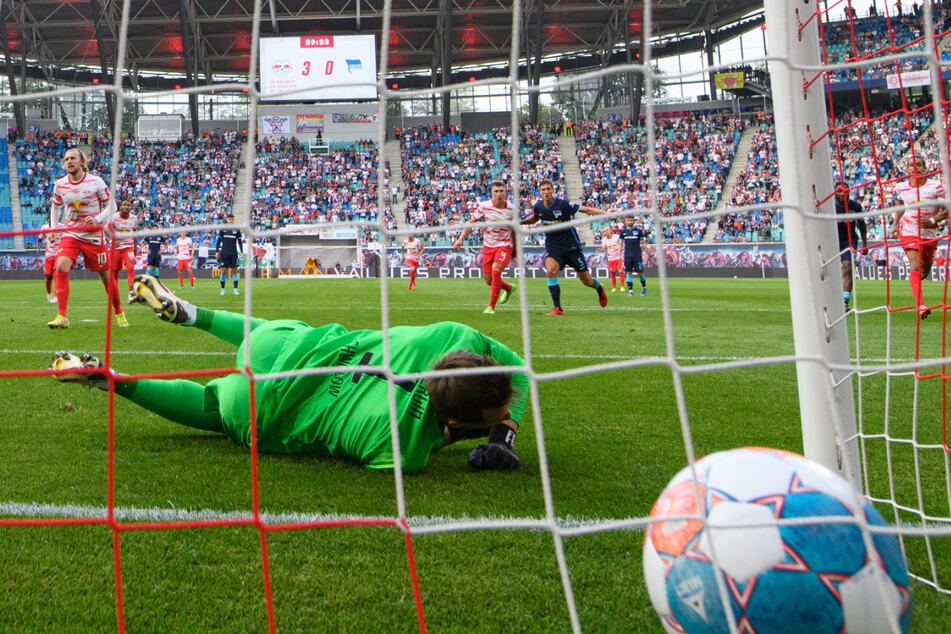 Leipzig Emil Forsberg (l.) verwandelt den Elfmeter zum 0:4. Es folgten noch vier weitere Treffer.