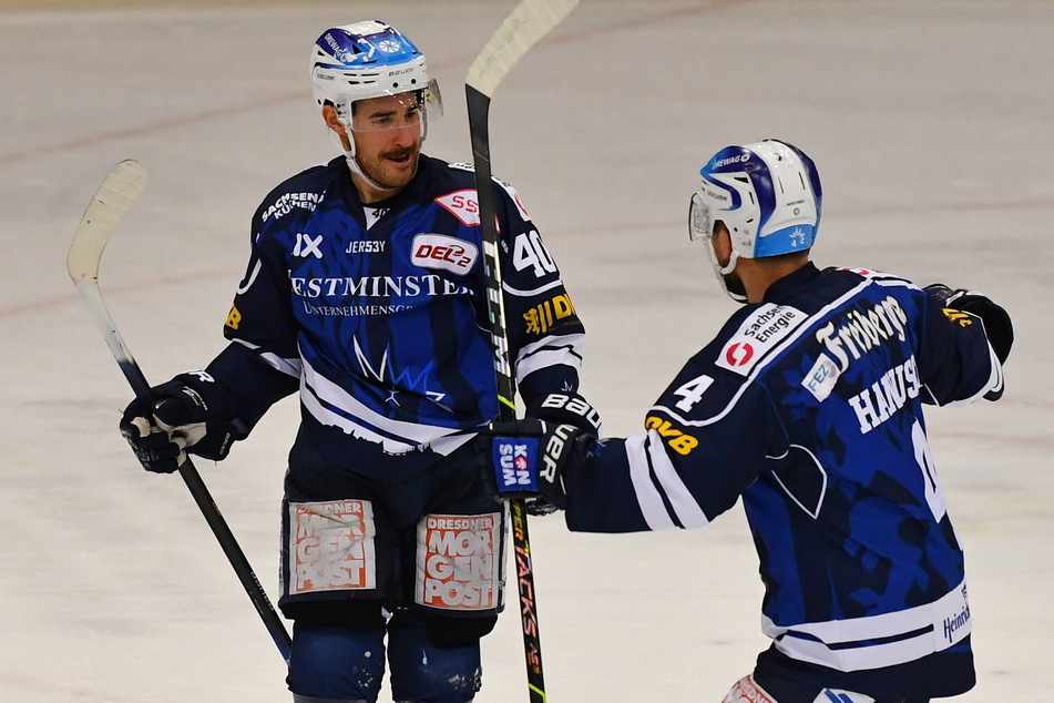 Nick Huard (l.) wird hier von Steve Hanusch für seinen Treffer gefeiert.