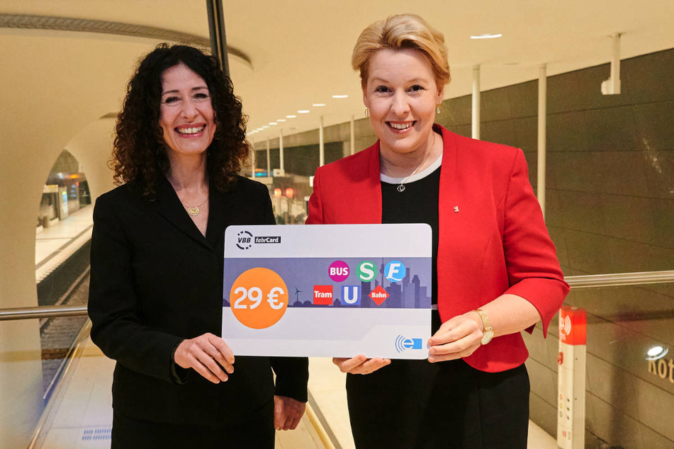 Berlins Regierende Bürgermeisterin Franziska Giffey (44, SPD) und Verkehrssenatorin Bettina Jarasch (53, Grüne) präsentieren zum Verkaufsstart das 29-Euro-Ticket.