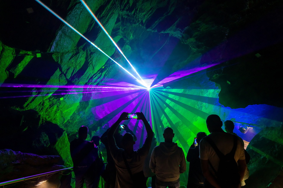 Zum Abschluss einer Führung in der Drachenhöhle könnt Ihr eine Lasershow erleben.