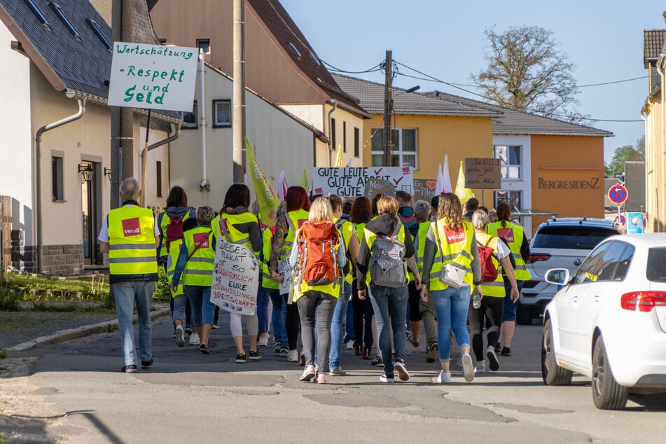 Mit Plakaten und Pfeifen zogen die Streikenden durch Stollberg.