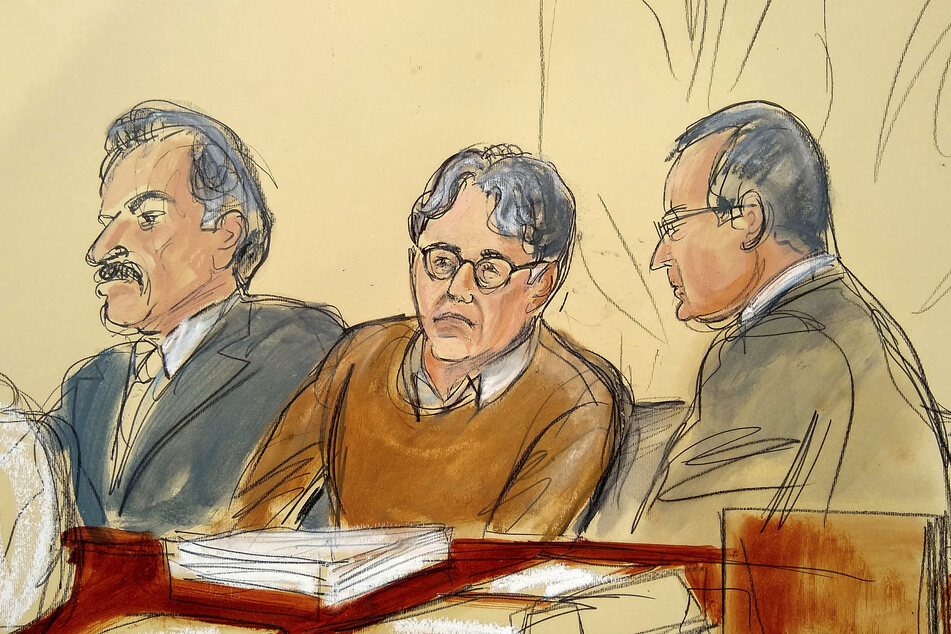 Diese Gerichtszeichnung zeigt den Angeklagten Keith Raniere (M.) im Gerichtssaal.