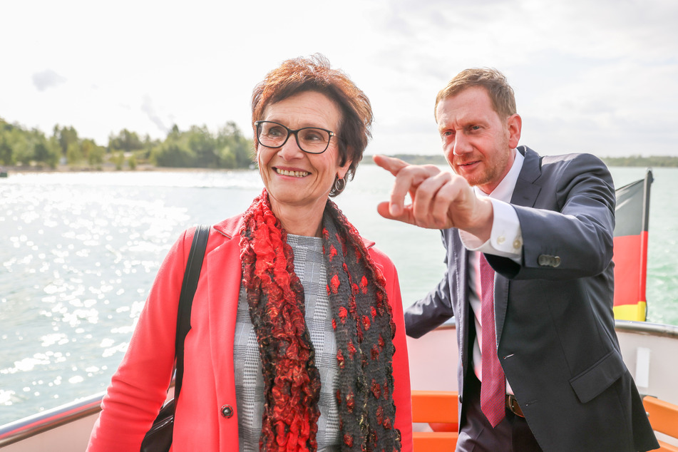 Gabriela Lantzsch (60, parteilos), Bürgermeisterin von Großpösna, und Michael Kretschmer (46, CDU), Ministerpräsident von Sachsen, fahren anlässlich des Jubiläums zur schwimmende Kirche "Vineta" über den Störmthaler See.