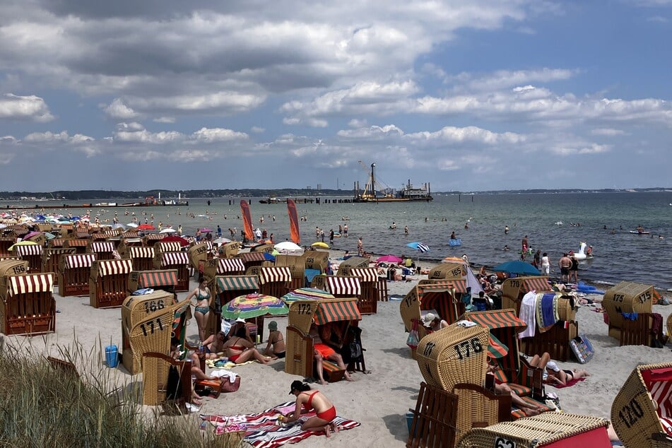In der Woche vom 31. Juli bis zum 6. August könnte es an deutschen Ständen, wie hier an der Ostsee, nochmal deutlich voller werden, als gewöhnlich.