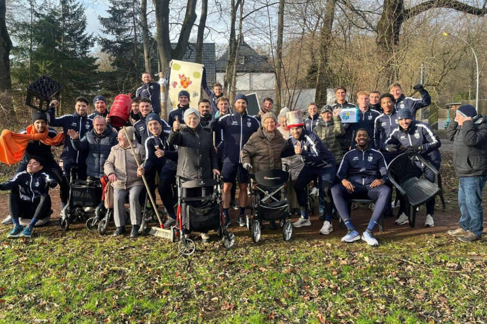 Vorbereitung mit Spaßfaktor: Dieses CFC-Mannschaftsfoto mit lustigen Senioren entstand im Chemnitzer Stadtpark.