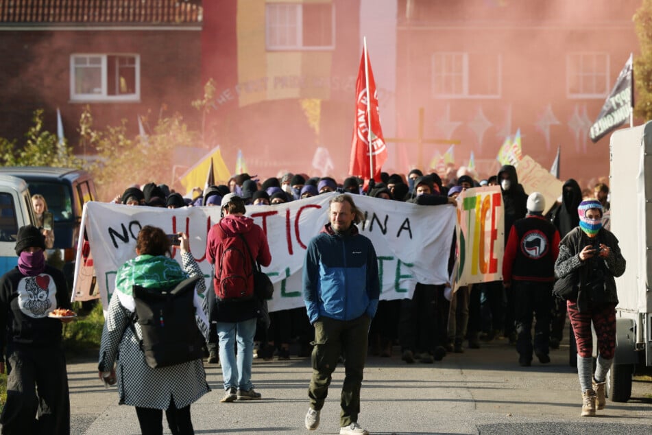 Immer wieder demonstrieren Aktivisten in Lützerath gegen das Abbagern des kleinen Örtchen Weilers.