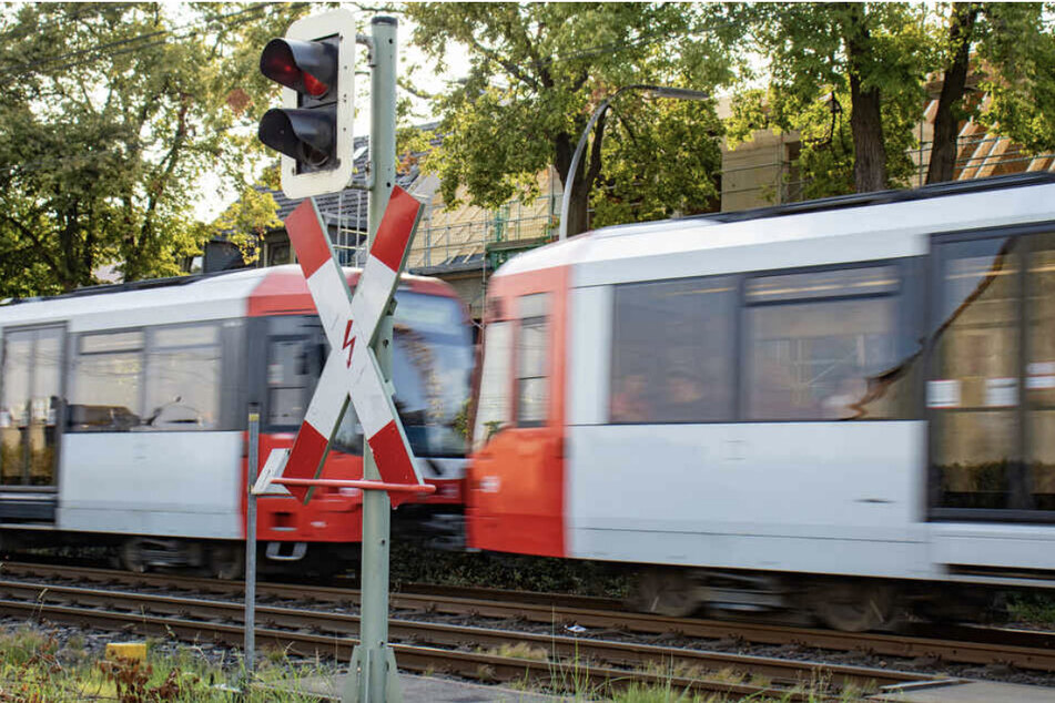 21-Jähriger legt sich betrunken auf Gleise, wird von Bahn überfahren - und überlebt!