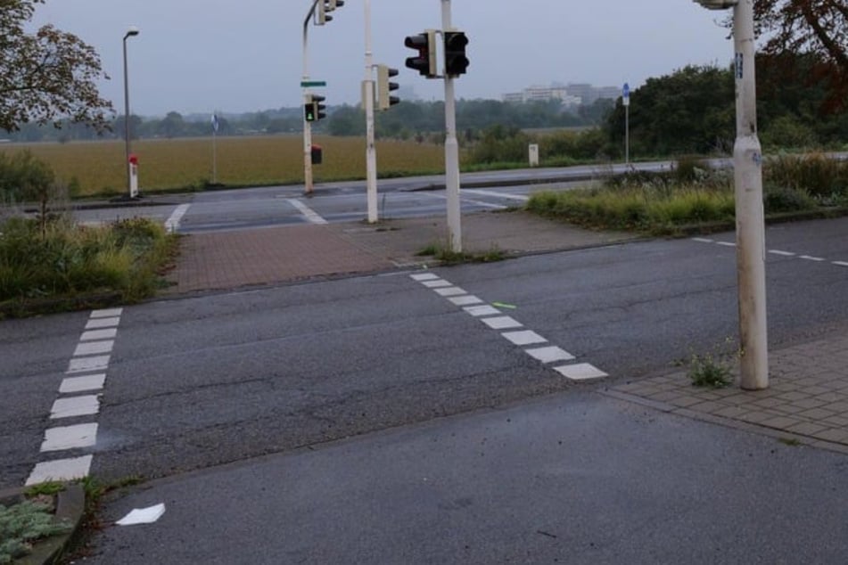 Fahrerflucht! Radfahrer an Kreuzung von Auto erfasst und tödlich verletzt